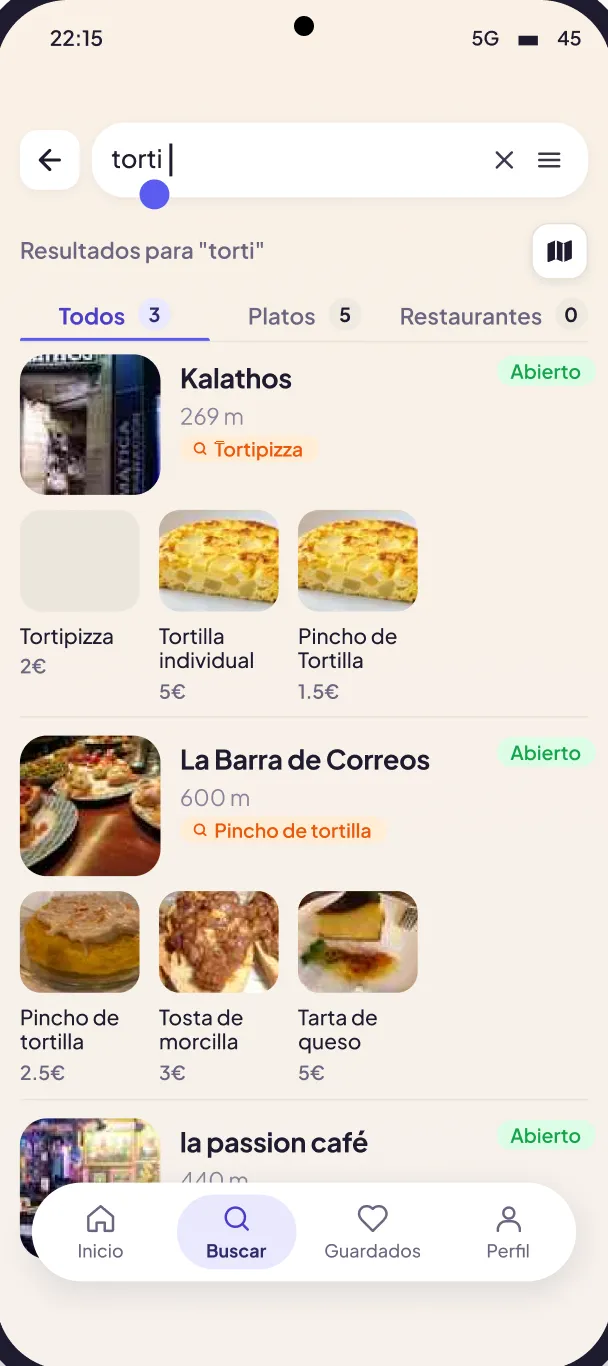Pantalla de búsqueda de la app Bokado con el texto torti, pestañas Todos, Platos y Restaurantes y resultados con los platos que coinciden en cada restaurante.