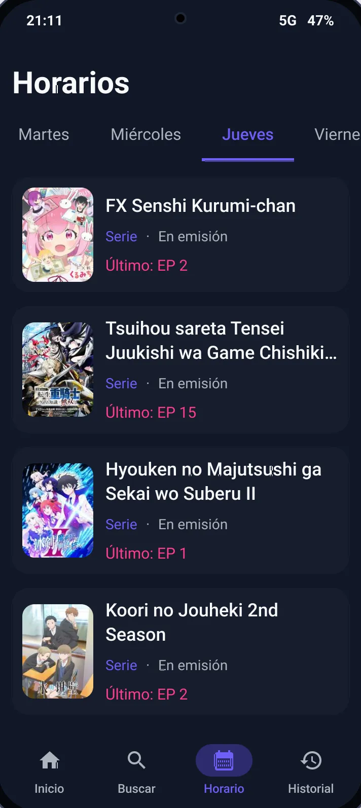 Pantalla de horarios de la app con pestañas por día de la semana y una lista de series en emisión con el último episodio de cada una.